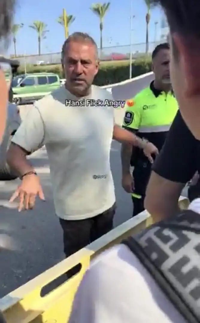 Hansi Flick confronts overzealous fans at Barcelona’s training base, urges respect for security