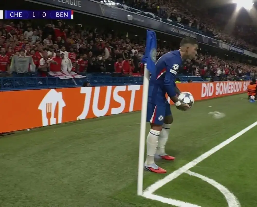 Mourinho intervenes, urges Benfica fans to stop throwing objects at Enzo Fernández