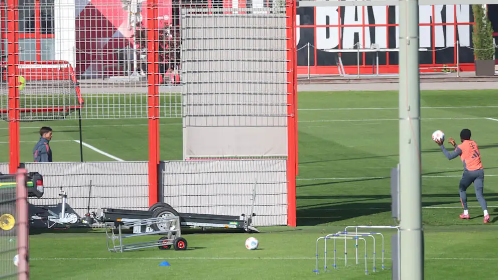Bayern’s Davies and Hiroki Ito stuck in solo rehab as return drags on