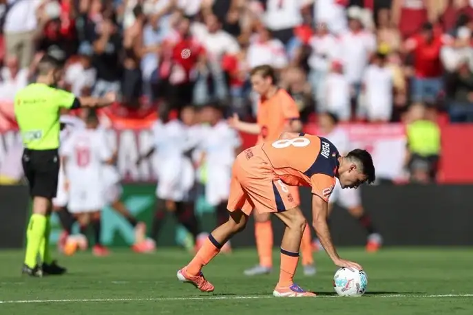 Barcelona’s torrid opening vs Sevilla dubbed the worst 39 minutes of Flick era