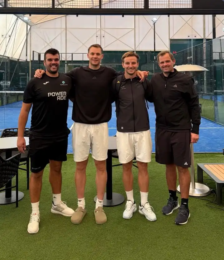 Manuel Neuer reunites with Ivan Rakitić and Toni Tapalović in sunny Croatia during Bayern break