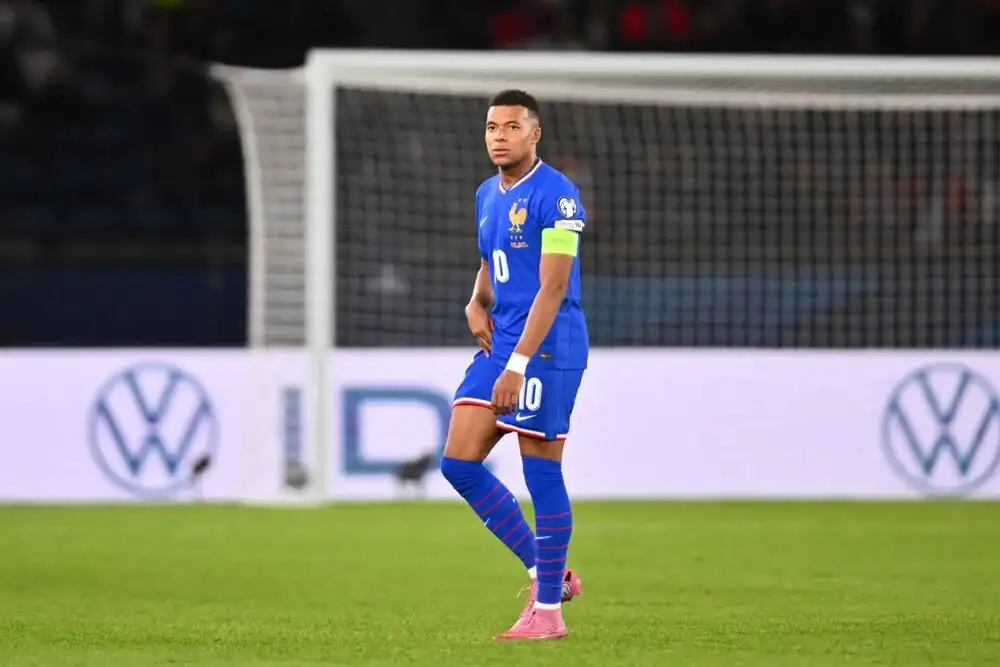 Mbappé suffers ankle scare on France duty, returns to Madrid for tests 15 days before El Clásico