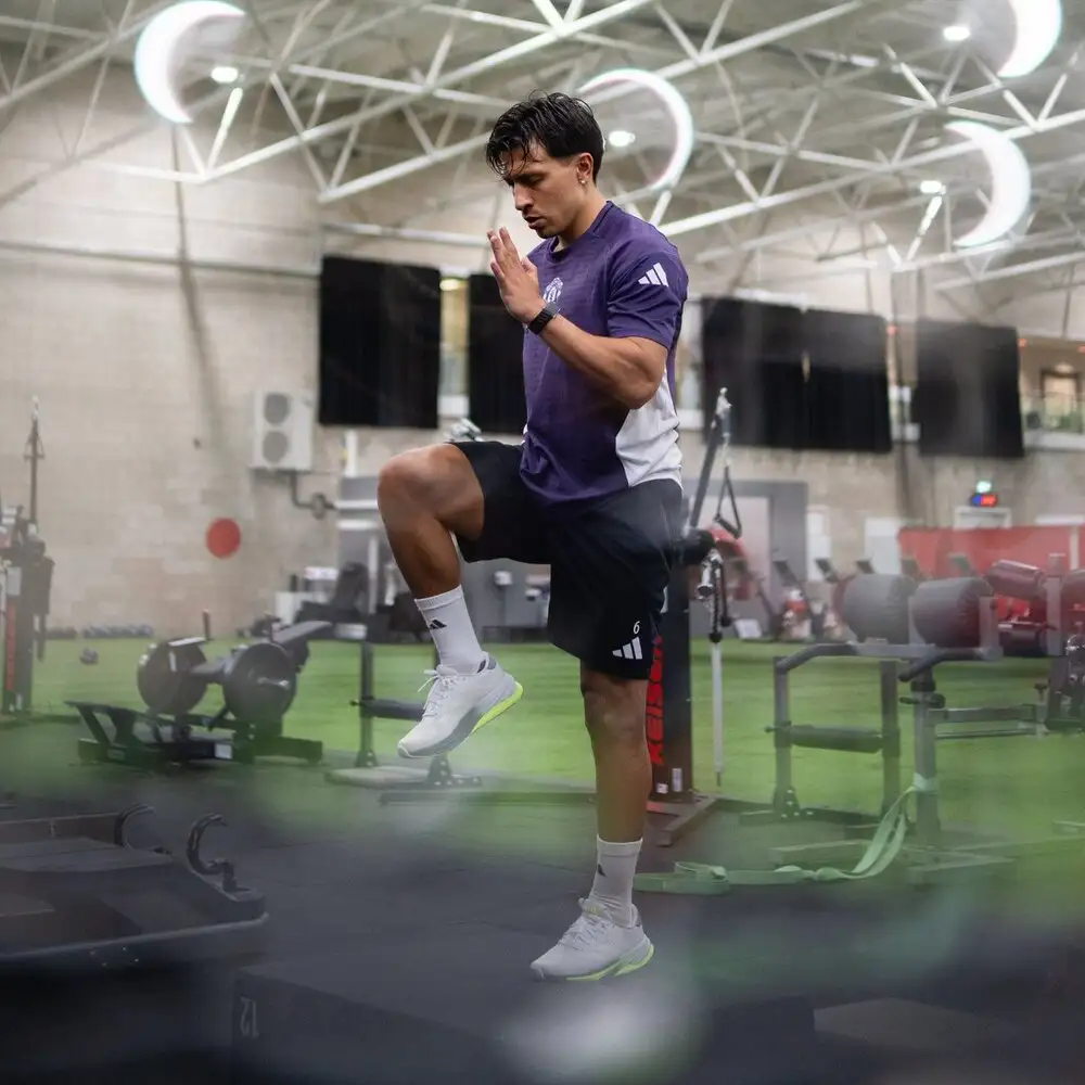 Lisandro Martínez close to full training after knee scan — but real match-readiness is weeks away
