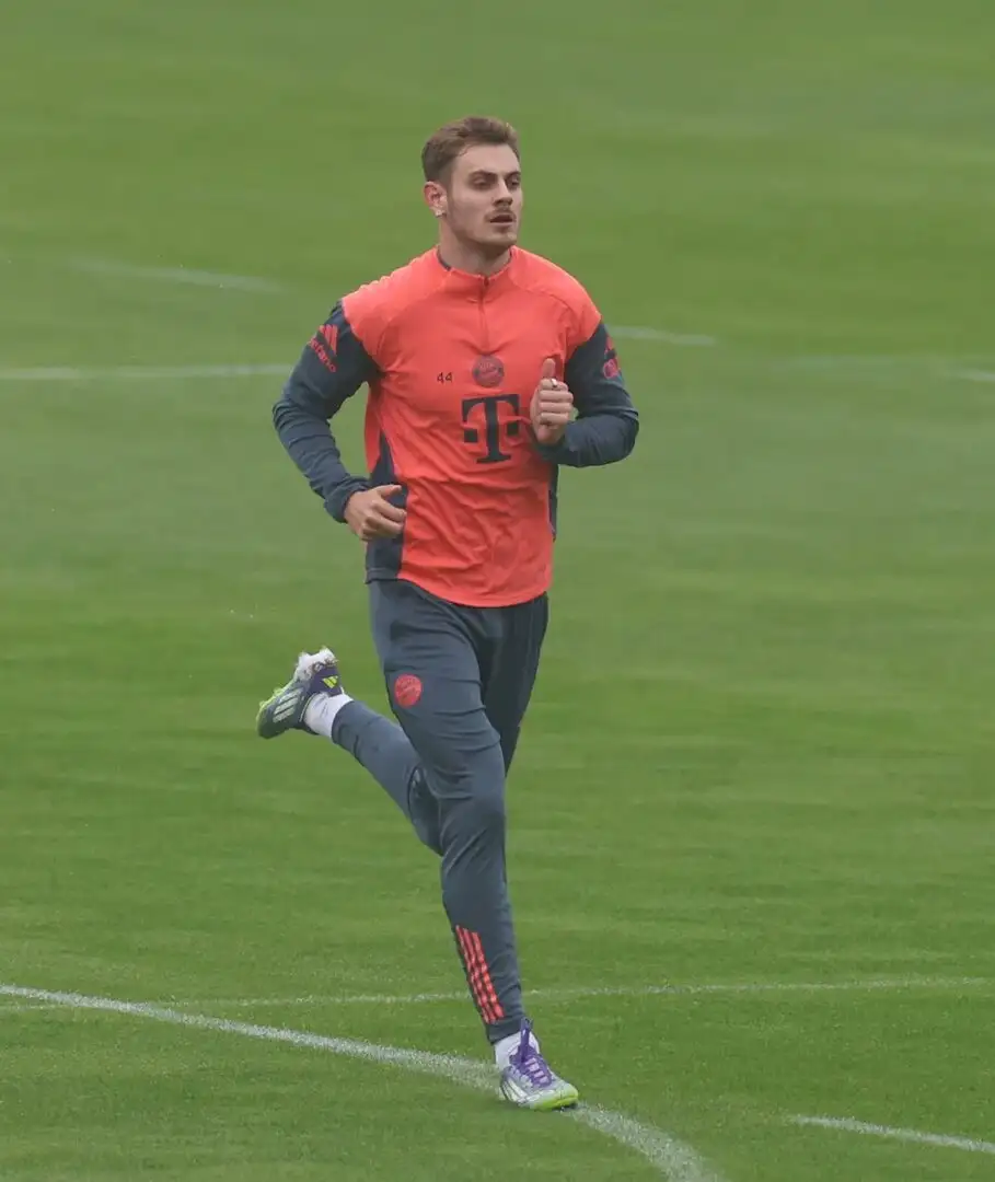 Bayern rocked before Der Klassiker: Josip Stanišić still not in team training, set to miss Dortmund