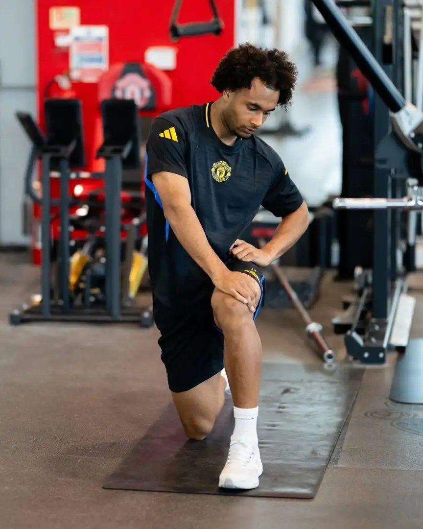 Manchester United poised to approve January loan for Joshua Zirkzee as minutes dry up