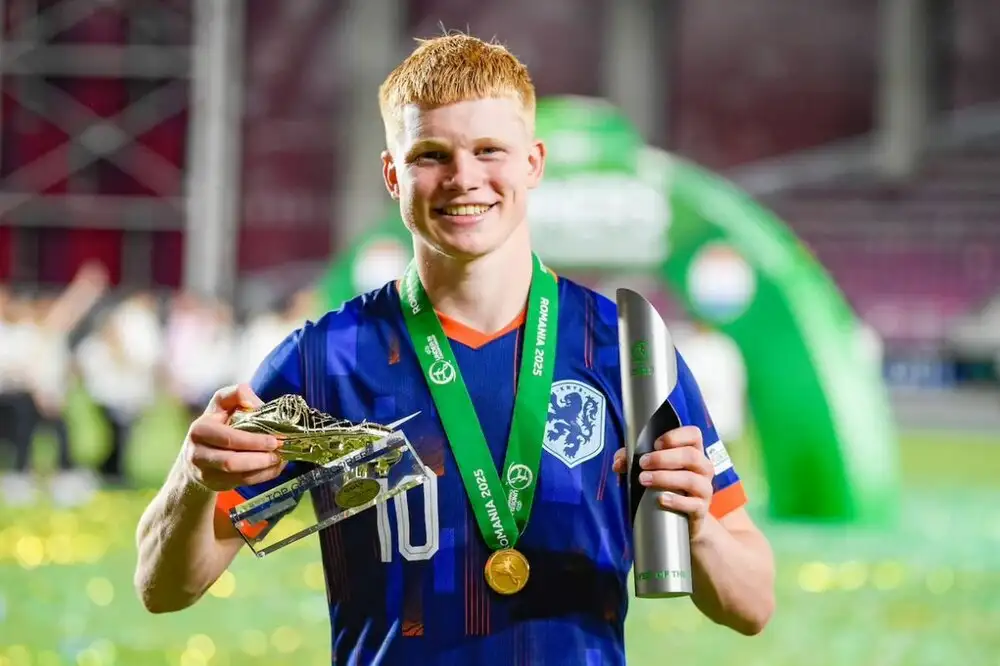 Manchester United accelerate £25m move for AZ Alkmaar midfielder Kees Smit