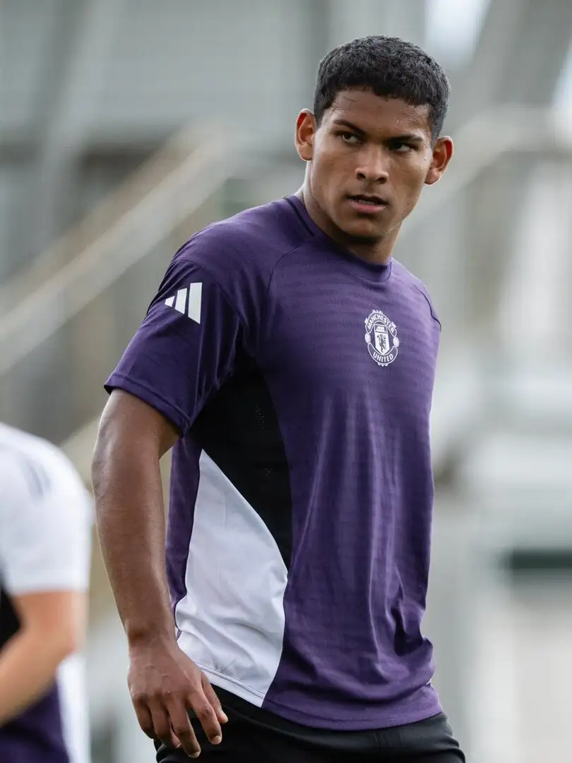 Manchester United full-back Diego León set for January loan to secure senior minutes