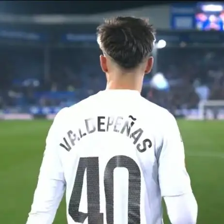 Víctor Valdepeñas shares a proud Bernabéu moment as his mother watches on