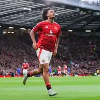 West Ham lead the race as Joshua Zirkzee weighs Manchester United exit in next window photo