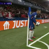 Mourinho intervenes, urges Benfica fans to stop throwing objects at Enzo Fernández photo