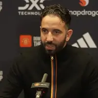 Ruben Amorim doubles down on his system, igniting split among Manchester United fans photo