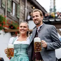 Harry Kane and wife Kate light up Oktoberfest as Bayern star embraces Munich life photo