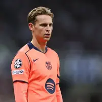 Barcelona accelerate Frenkie de Jong extension after agent change, insists Deco photo