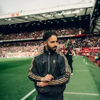 Manchester United set to prioritize a central midfielder and right wing-back in January photo