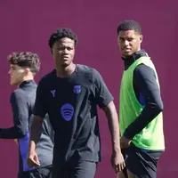 Barcelona fast-track 16-year-old Baba Kourouma: left-footed CB trains with Hansi Flick’s first team photo
