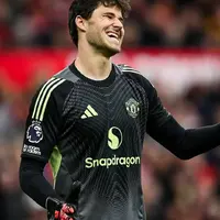 Man United push £18.5m move for Senne Lammens — a modern-keeper bargain in the making photo