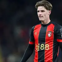 Manchester United push for Bournemouth’s Alex Scott - the right midfielder at the right time photo