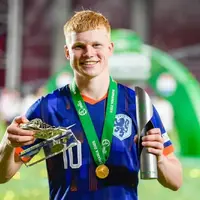 Manchester United accelerate £25m move for AZ Alkmaar midfielder Kees Smit photo