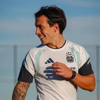 Lisandro Martinez trains with Argentina - Manchester United talk up quick return, rivals doubt it photo