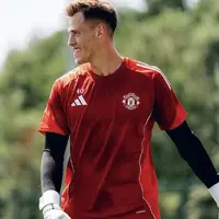 Man United set to keep Radek Vitek to compete with Lammens after standout Bristol loan photo