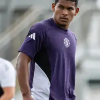 Manchester United full-back Diego León set for January loan to secure senior minutes photo