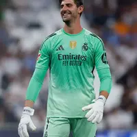 Courtois leaves Valdebebas before training - alarm bells at Real Madrid photo