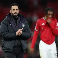 Manchester United push for two midfielders and a defender - James Garner on radar photo