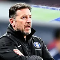 Leicester turmoil grows as Marti Cifuentes fights for job amid 0-3 collapse and fan walkouts photo