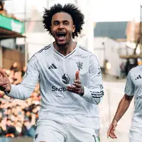 Roma push to sign Joshua Zirkzee on loan with obligation to buy - perfect No9 for De Rossi photo