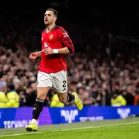 Dalot responds to Amorim's tough call with one-on-one work and an early uptick at Man United photo