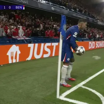 Mourinho intervenes, urges Benfica fans to stop throwing objects at Enzo Fernández