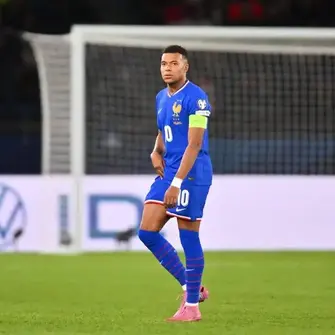 Mbappé suffers ankle scare on France duty, returns to Madrid for tests 15 days before El Clásico