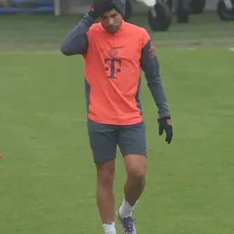 Bayern blow: Raphaël Guerreiro’s right thigh flares up — major doubt and a long road back