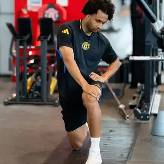 Manchester United poised to approve January loan for Joshua Zirkzee as minutes dry up