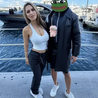 Viral post about 43-year-old football figure sparks debate on age, privacy, and branding