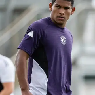 Manchester United full-back Diego León set for January loan to secure senior minutes