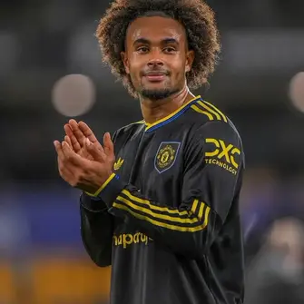 Joshua Zirkzee to stay at Manchester United and fight for his place