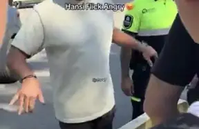 Hansi Flick confronts overzealous fans at Barcelona’s training base, urges respect for security photo