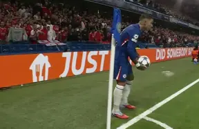 Mourinho intervenes, urges Benfica fans to stop throwing objects at Enzo Fernández photo