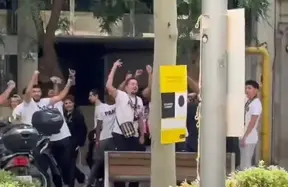 Tense scenes in Barcelona as PSG fans chant against Barça ahead of showdown photo