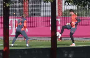 Urbig misses full training again — Ulreich poised to start for Bayern vs Frankfurt photo