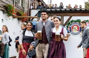 Luis Díaz enjoys first Oktoberfest with family in Munich photo
