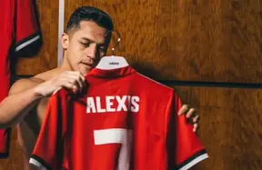 Alexis Sánchez reveals he nearly joined Man City before choosing Man United in 2018 photo