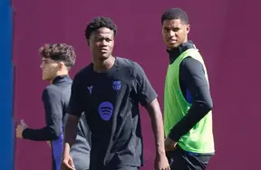 Barcelona fast-track 16-year-old Baba Kourouma: left-footed CB trains with Hansi Flick’s first team photo