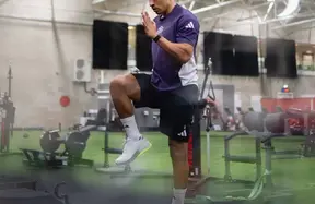Lisandro Martínez close to full training after knee scan — but real match-readiness is weeks away photo
