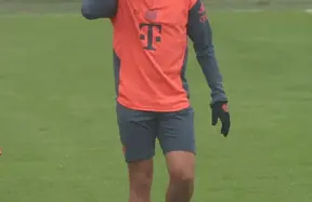 Bayern blow: Raphaël Guerreiro’s right thigh flares up — major doubt and a long road back photo