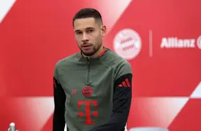 Bayern to keep Raphaël Guerreiro through January as Kompany backs his versatility; summer decision open photo