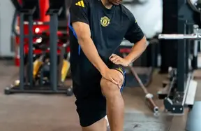 Manchester United poised to approve January loan for Joshua Zirkzee as minutes dry up photo