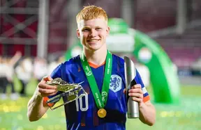 Manchester United accelerate £25m move for AZ Alkmaar midfielder Kees Smit photo