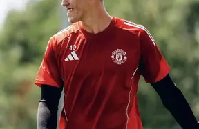 Man United set to keep Radek Vitek to compete with Lammens after standout Bristol loan photo